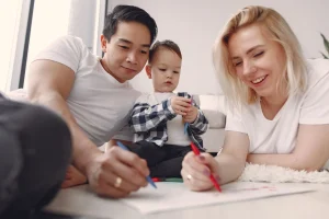 un couple et son enfant de 2 ans