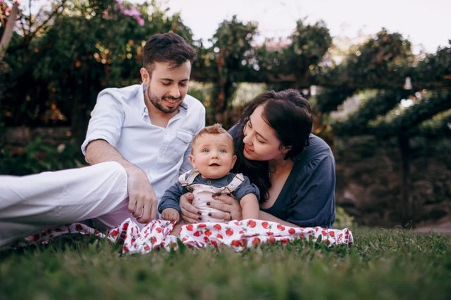 un couple et son enfant de moins d'un an