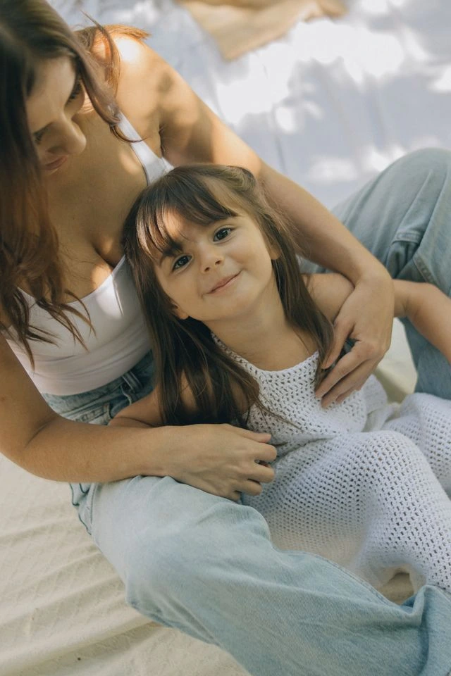 une fille avec sa mère